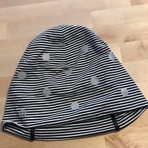 Lululemon beanie w the Ponytail-Free detail